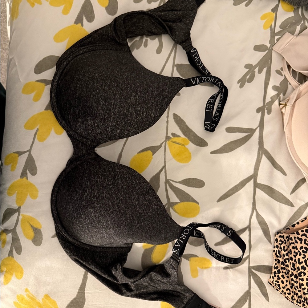 5 Victoria’s Secret Bras - Assorted Styles - Picture 2 of 11